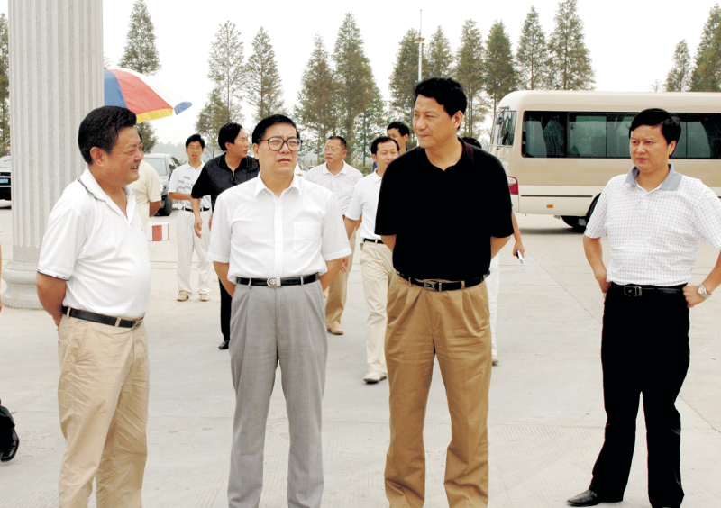  2006年9月1日，湖北省委常委、統(tǒng)戰(zhàn)部部長蘇曉云蒞臨我公司考察，張嗣義書記陪同